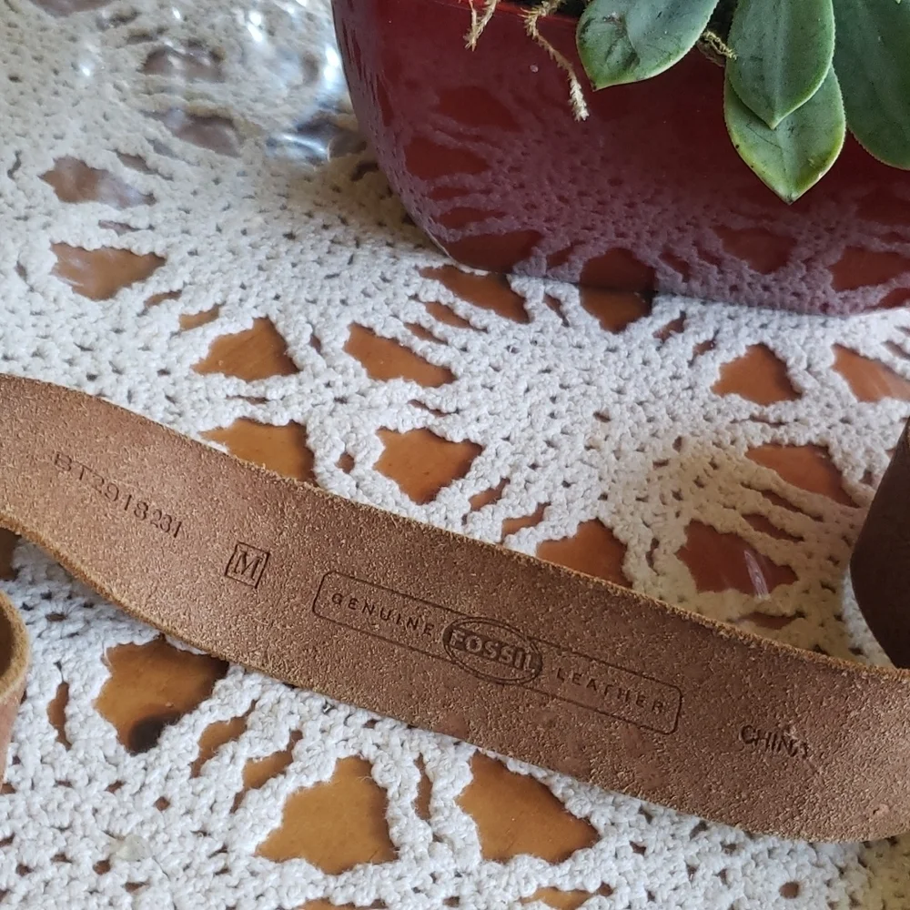 Fossil brown woman belt with bling buckle embosed